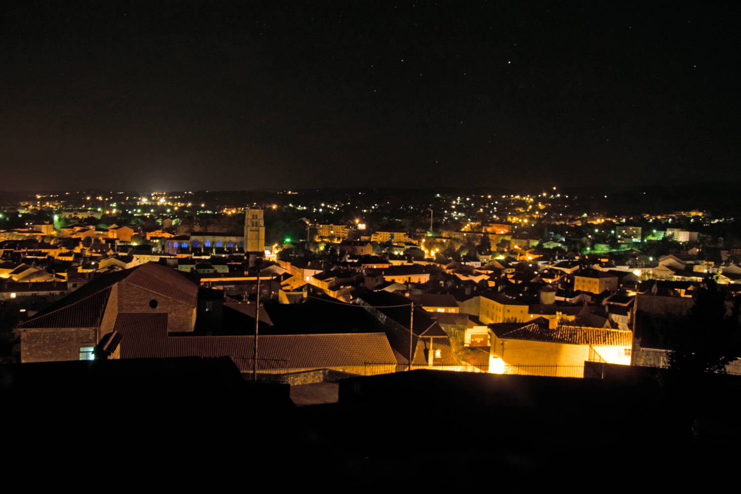 Montbrison vom Kalvarienberg aus bei Nacht